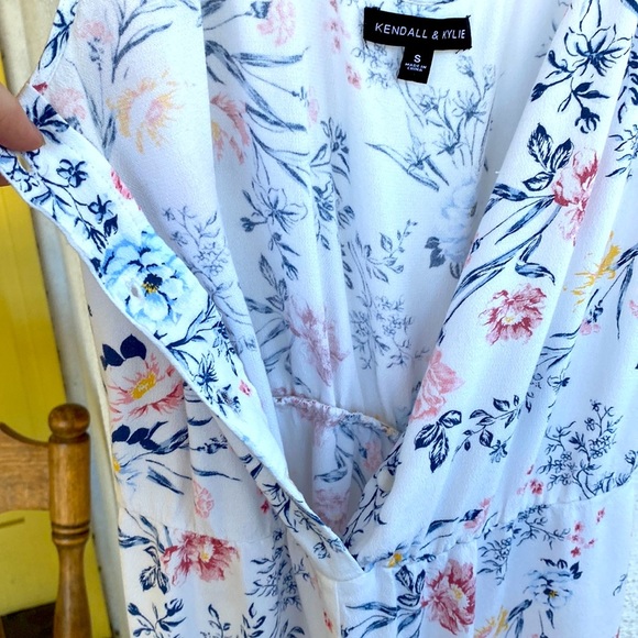 KENDALL & KYLIE WHITE FLORAL ROMPER LACE ACCENTS Size S GUC - Picture 5 of 12